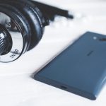 Nokia Smartphone liegt neben Kopfh&ouml;rern