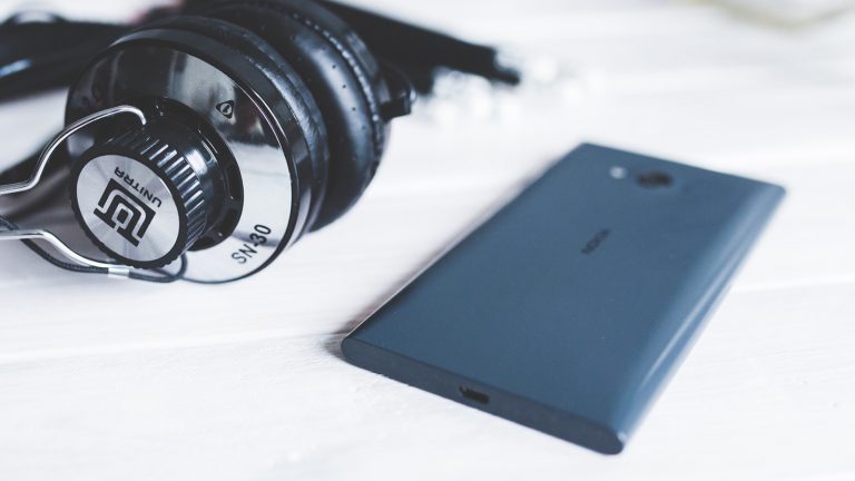 Nokia Smartphone liegt neben Kopfh&ouml;rern