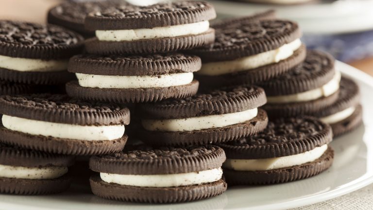 Oreo Kekse auf Teller angerichtet