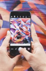 Samsung Smartphone knipst eine Graffiti-Wand
