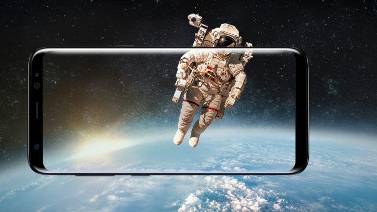 Bild eines Astronauten reicht bis über den Rand des Displays beim Samsung Galaxy S8 hinaus.