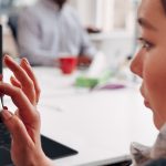 Junge Frau bedient Apps auf dem Samsung Galaxy S8