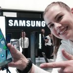 Messemitarbeiterin zeigt auf dem MWC das Samsung Galaxy S7 edge.