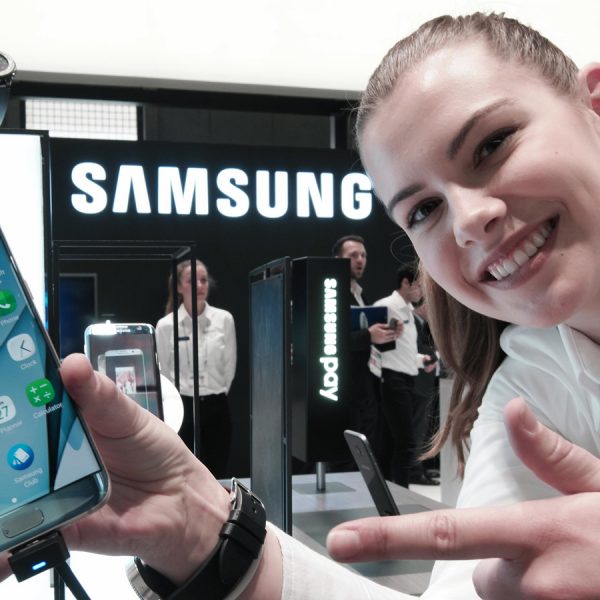 Messemitarbeiterin zeigt auf dem MWC das Samsung Galaxy S7 edge.