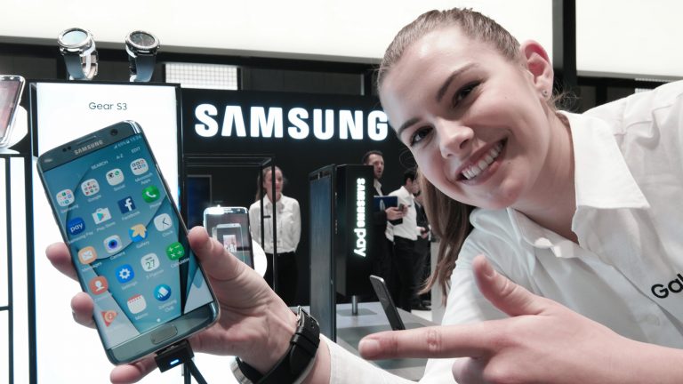 Messemitarbeiterin zeigt auf dem MWC das Samsung Galaxy S7 edge.