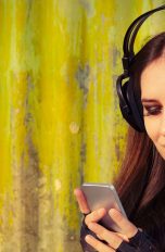 Mädchen hört Musik über Smartphone.