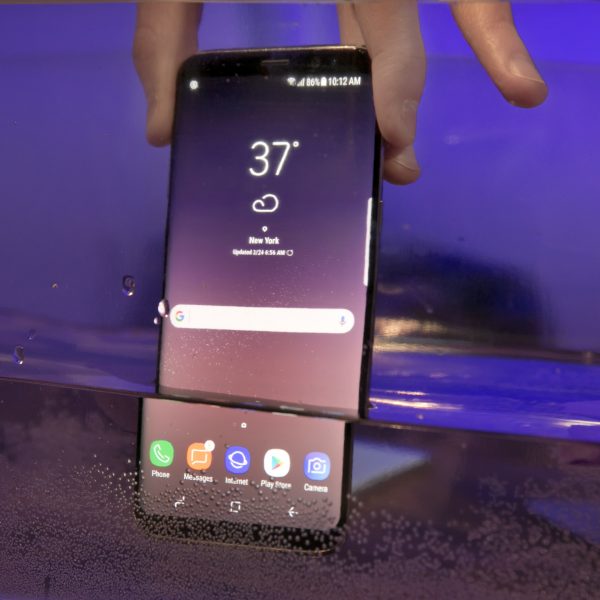 Ein Samsung Galaxy S8 wird ins Wasser getaucht.
