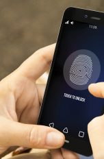 Microsoft schafft Passwörter ab: Anmeldung per Smartphone möglich Auf einem Smartphone wird der Fingerabdrucksensor benutzt.