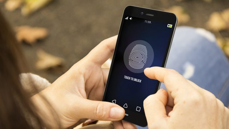Auf einem Smartphone wird der Fingerabdrucksensor benutzt.