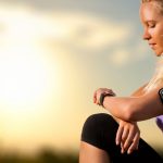 Frau beim Training mit Smartwatch mit Android Wear 2.0