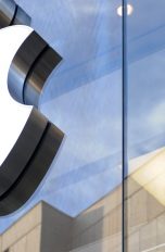Apple Logo vor Apple Store
