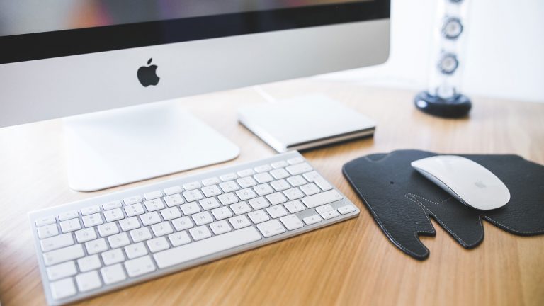 iMac auf Schreibtisch