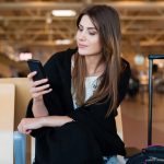 Warten am Flughafen mit Smartphone &uuml;berbr&uuml;cken