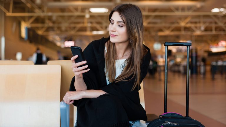 Warten am Flughafen mit Smartphone überbrücken