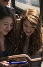 Junge Teenager hören Musik über Spotify