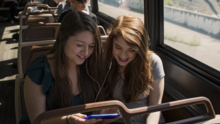 Junge Teenager hören Musik über Spotify