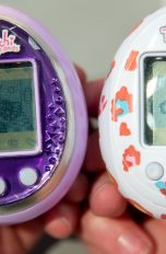 H&auml;nde halten zwei Tamagotchis