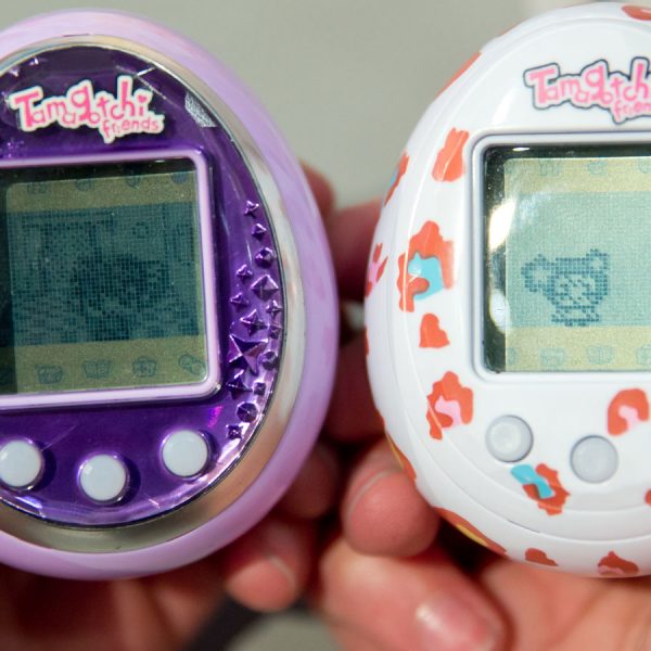 H&auml;nde halten zwei Tamagotchis