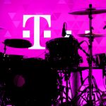 Telekom-Logo hinter Schlagzeug