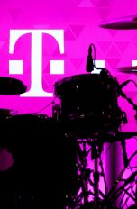 Telekom-Logo hinter Schlagzeug