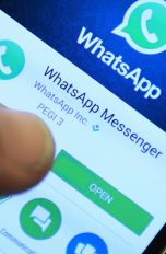 Eine Person bedient den Messenger WhatsApp auf dem Smartphone