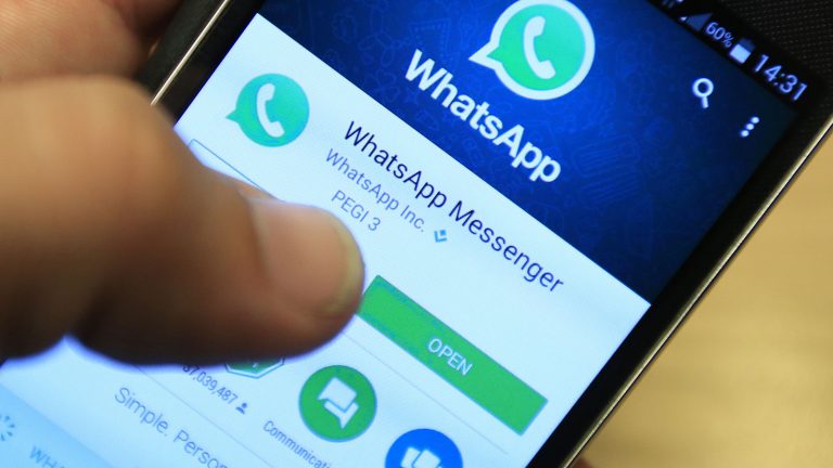Eine Person bedient den Messenger WhatsApp auf dem Smartphone
