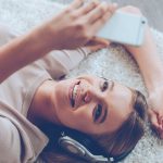 Frau mit iPhone nutzt Google Assitant