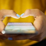 Frauenh&auml;nde halten iPhone