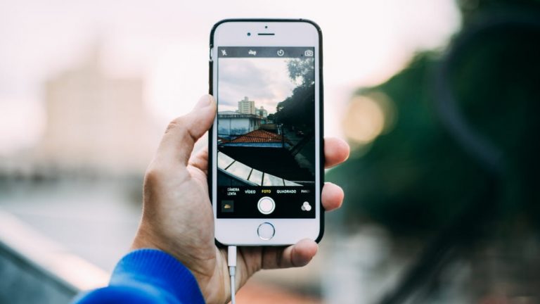 iPhone mit Ladekabel