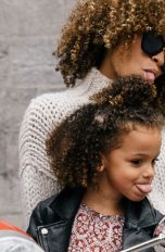 Mutter und Tochter strecken Zunge raus