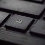 Nutzerin des Surface Laptops mit Windows 10 S