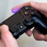 Hand h&auml;lt Sony PlayStation 4 Pro Controller