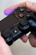 Hand hält Sony PlayStation 4 Pro Controller