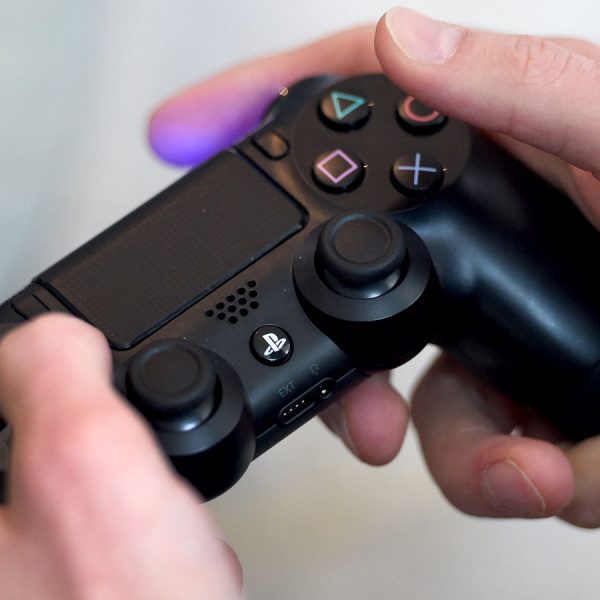 Hand h&auml;lt Sony PlayStation 4 Pro Controller