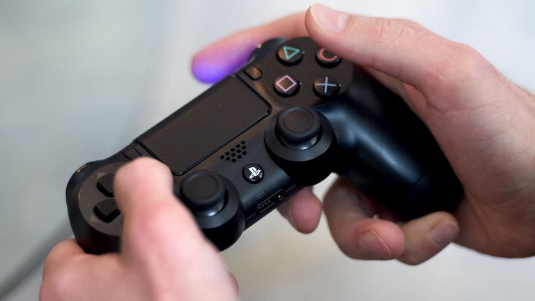 Hand hält Sony PlayStation 4 Pro Controller