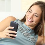 Frau mit Smartphone beim Videotelefonat