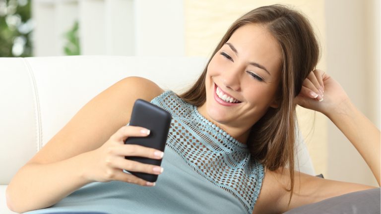 Frau mit Smartphone beim Videotelefonat