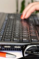 Laptop Tastatur Frauenhand