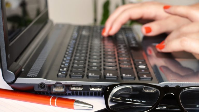 Laptop Tastatur Frauenhand