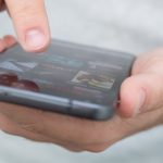 Ein Mann tippt auf das LG G6