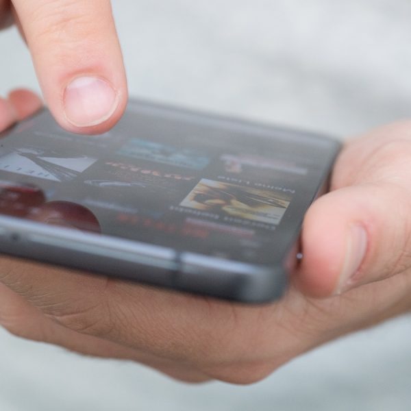 Ein Mann tippt auf das LG G6