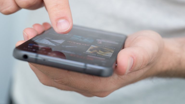 Ein Mann tippt auf das LG G6