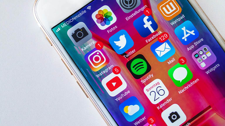 iPhones und ein iPad mit iOS 11