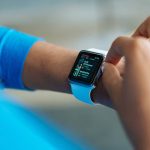 Apple Watch mit bunten Armb&auml;ndern