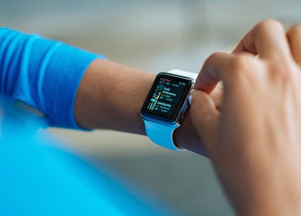 Apple Watch mit bunten Armb&auml;ndern