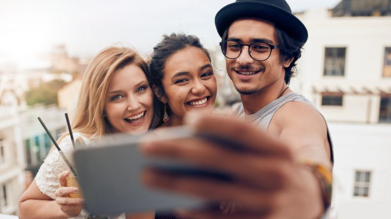 Gruppe macht gemeinsames Selfie