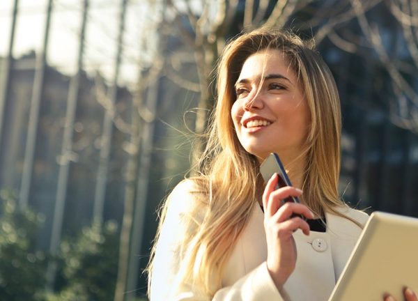 Frau mit Smartphone und Tablet