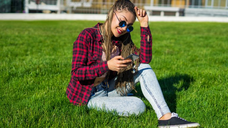 Frau mit Handy chattet