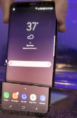 Sicherheits-Update für das Samsung Galaxy S8 Plus. Ein Samsung Galaxy S8 wird ins Wasser getaucht.