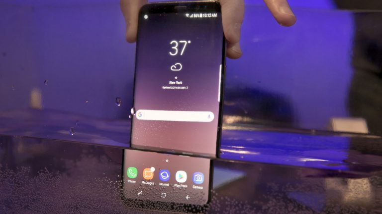 Ein Samsung Galaxy S8 wird ins Wasser getaucht.
